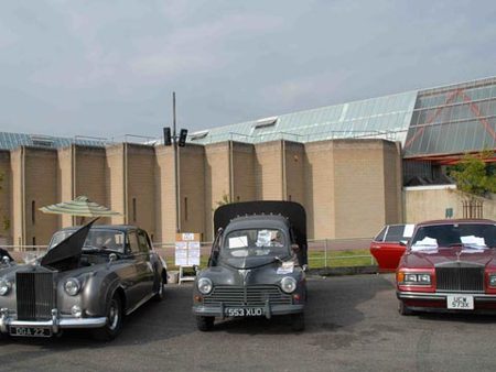 203 camionnette entre deux Rolls-Royce