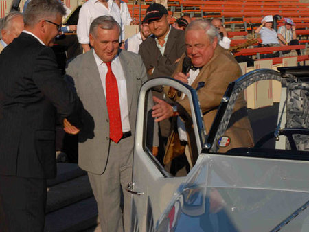 Jean-Pierre Raffarin monte dans l'Aerosport gagnante du concours