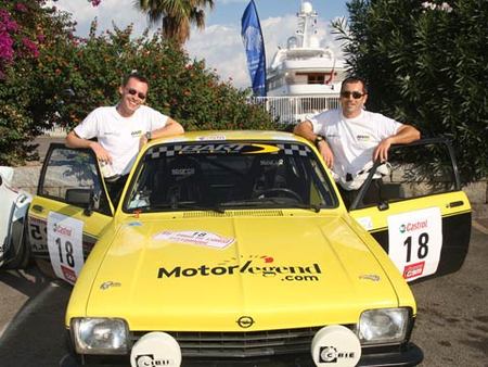 L'équipage et l'Opel Kadett aux couleurs de Motorlegend
