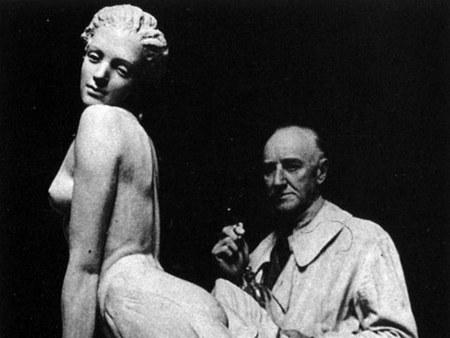 Le sculpteur Charles Sykes au travail