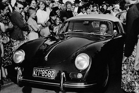 Ferry Porsche dans une Porsche 356A, à l'usine VW de Wolfsburg (1955)