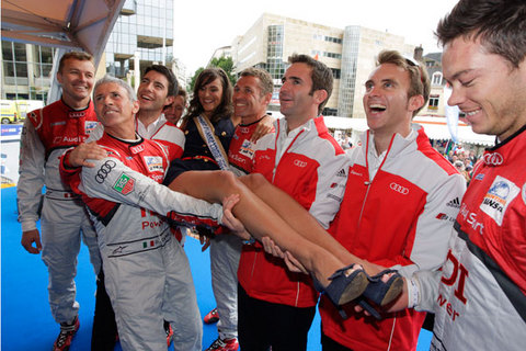 Marcel Fässler, Dindo Capello, Mike Rockenfeller, Allan McNish, Emannuelle Brulon (Miss Le Mans 2011), Tom Kristensen, Romain Dumas, Timo Bernhard, André Lotterer