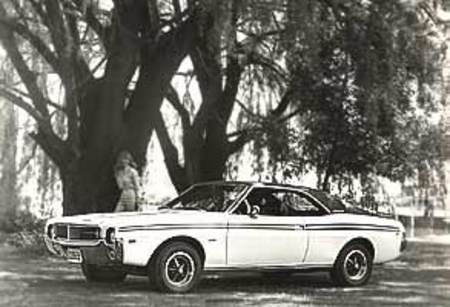 Avec le coupé fastback Marlin lancé en 1965, le groupe AMC va tenter lui aussi de conquérir le marché naissant des pony cars. Sans y parvenir. Plus convaincante, la série Javelin ultérieure laissera une meilleure image (ici un modèle SST 1969). Et connaîtra une diffusion nettement plus significative.
