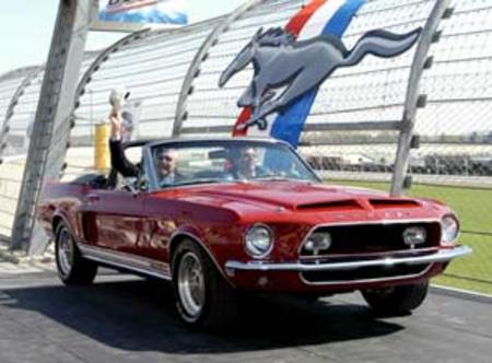 Carroll Shelby et John Force au volant d'une Shelby GT500 KR lors de la célébration du 40ème anniver