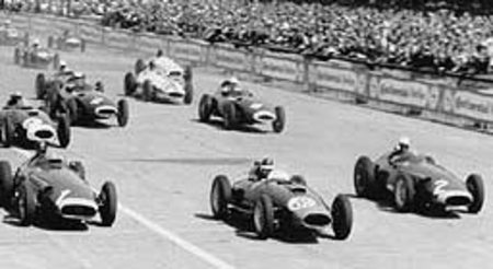 Le départ du GP d'Allemagne 1957 : de gauche à droite, Fangio, Mike Hawthorn (Ferrari) et Behra (Fer