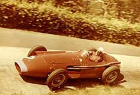 GP d'Allemagne 1957 : Jean Behra sur le Karussell du Nürburgring. Il terminera 6ème derrière Moss.