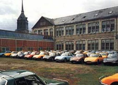 Un lot de 530 A stationnent sur le parc d'expédition de l'usine de Romorantin.