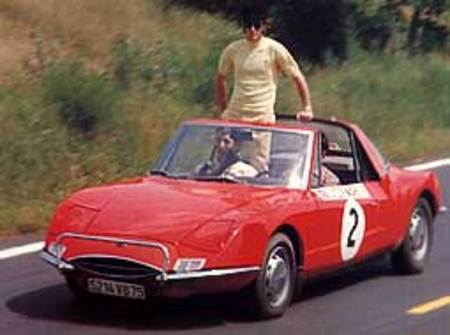 Sur le circuit de Charade, la 530 A participe à la parade des pilotes lors du Grand Prix de France d