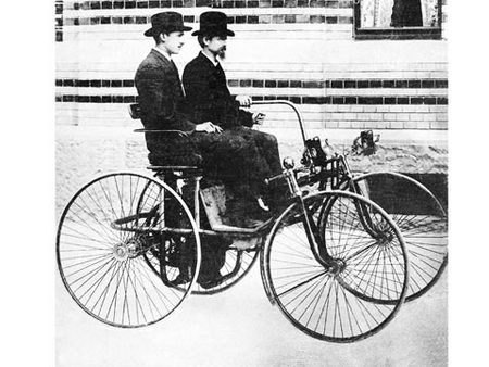 Wilhelm Maybach au volant de la voiture présentée à l’exposition universelle de Paris en 1889