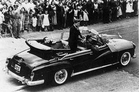 J.F. Kennedy dans une Mercedes 300 landaulet lors d'un voyage officiel