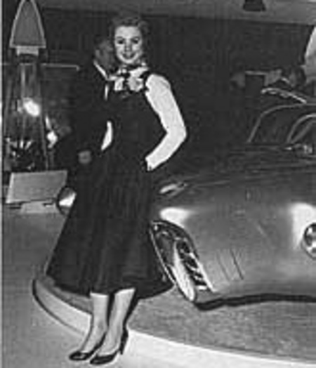 Shirley Jones devant la Golden Rocket au Motorama de 1956