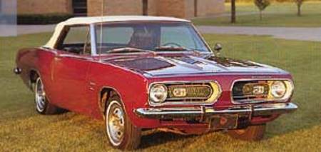 La gamme 1967 s'étoffe et compte désormais un cabriolet et un coupé hardtop,