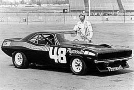 Le célèbre pilote américain (et constructeur) Dan Gurney et sa Barracuda Trans'Am.