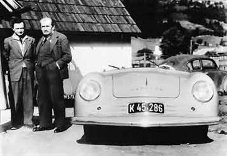 Ferdinand et Ferry Porsche aux côtés du proto 356.