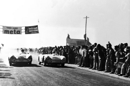 Hans Herrmann (gauche) au volant de la Porsche 550 Spyder à la Carrera Panamericana (1954)