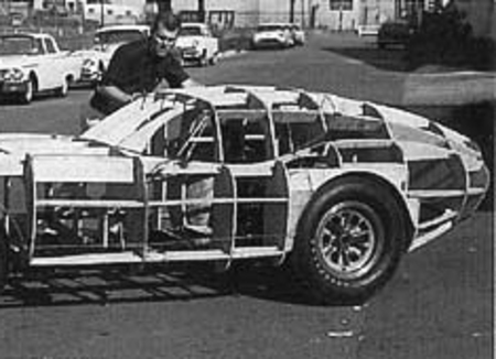 1963 : le châssis revêtu du mannequin en bois.