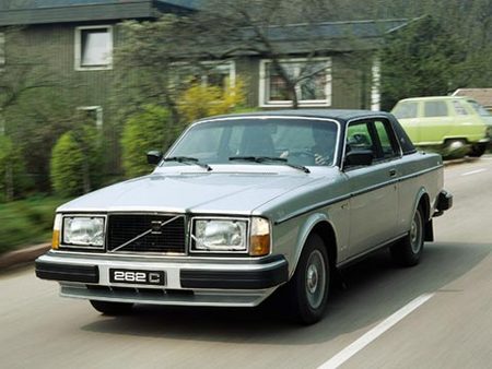 Volvo 262 C avec le toit en vinyle noir