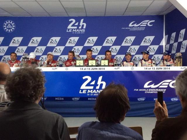 Pendant ce temps, la conférence de presse de la catégorie LMP1 a déjà commencé.