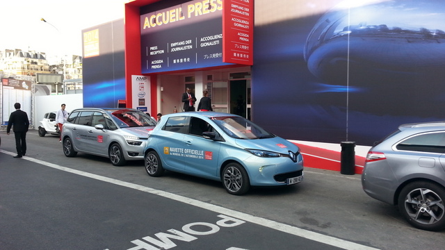 Des Renault Zoé, Citroën C4 Picasso et autres Peugeot 508 servent de navettes pour la presse. 