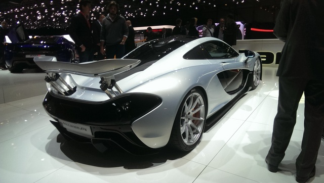 Tiens, une P1 a fait son apparition sur le stand McLaren.