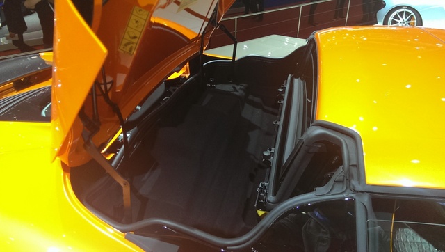 Sur la 12C et la 650S Spider, l'emplacement qui accueille le toit rétractable peut servir de coffre supplémentaire. McLaren fabrique même les malettes adaptées !