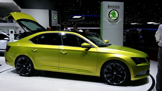 Chez Skoda on présente la nouvelle Superb. Notamment dans cette couleur... un peu moins superbe.