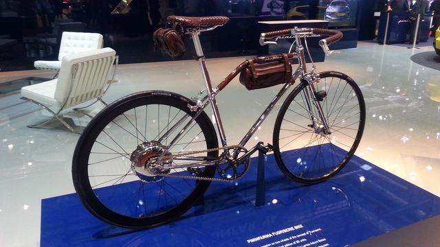 Pininfarina ne dessine pas que des autos : le carrossier a aussi créé ce vélo aux accents rétro limité à 30 exemplaires. 9000$ pièce quand même. 