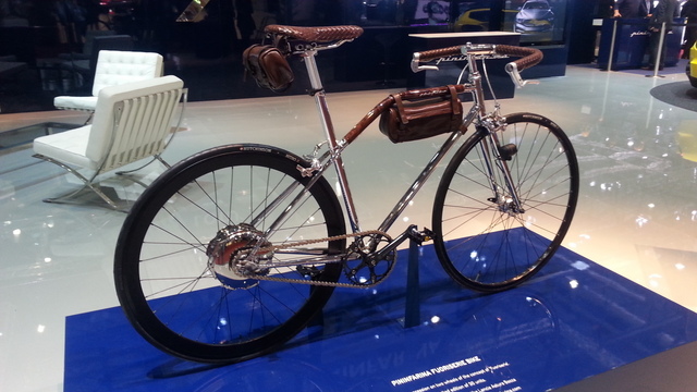 Pininfarina ne dessine pas que des autos : le carrossier a aussi créé ce vélo aux accents rétro limité à 30 exemplaires. 9000$ pièce quand même. 