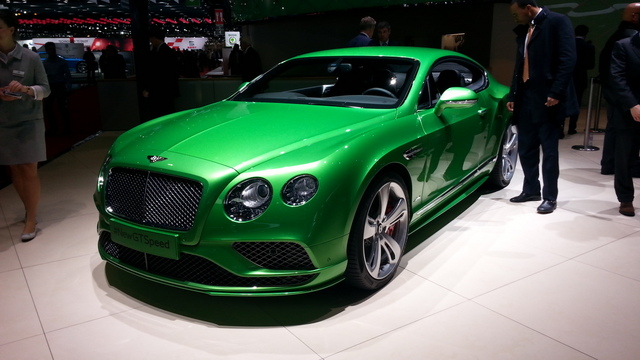 Chez Bentley, petit restylage de la Continental GT. Par contre, le vert fluo est un peu violent... 