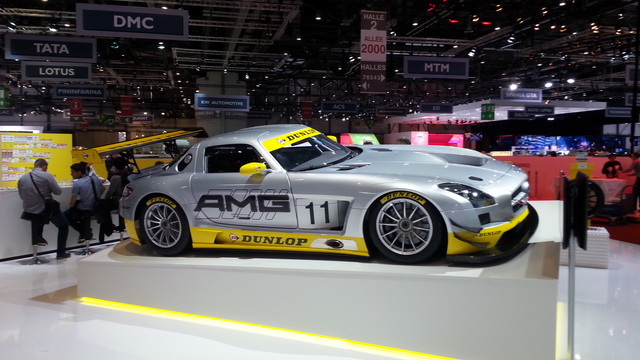 Les nostalgiques de la Mercedes SLS AMG peuvent admirer un bel exemplaire GT3 sur le stand Goodyear Dunlop. 