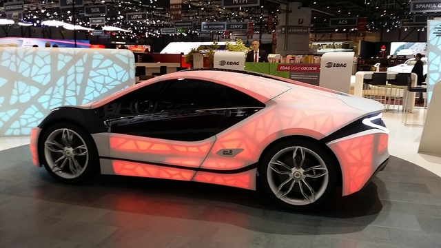 Du côté des concepts étranges, belle prestation de l'Edag qui présente désormais une voiture luminescente recouverte d'une carrosserie textile.