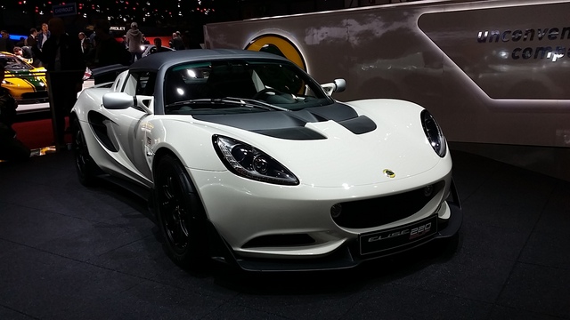 En parlant de compétition, voilà quelque chose de sympa sur le stand Lotus : l'Elise 220 Cup. Avec un joli kit visuel et 220 ch. Miam !