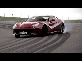 Chris Harris en Ferrari F12berlinetta