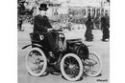 Une voiturette type A de Renault, ici conduite par Louis Renault en 1899