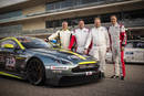 Andy Palmer (2ème en partant de la droite) aux côtés de la Vantage GT8