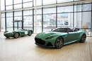 L'Aston Martin DBR1 aux côtés de l'Aston Martin DBS 59