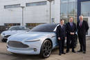Andy Palmer et Carwyn Jones devant le futur SUV Aston Martin