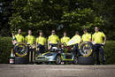 L'équipe Aston Martin autour de la V8 Vantage GTE Soapbox 