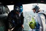 Peter Salzmann et la wingsuit créée par BMW i