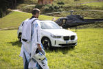 Peter Salzmann et la wingsuit créée par BMW i
