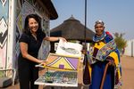 Stella Clarke et l'artiste Esther Mahlangu - Crédit photo : BMW