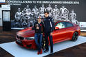 Marc Marquez et Thomas Scherema (BMW) devant la BMW M4 Coupé