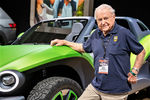 Bruce Meyers et le VW dune buggy concept électrique en 2019 - Crédit : VW