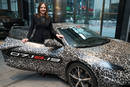 Mary Barra (Présidente et CEO de General Motors) et la Corvette C8