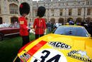 Les gardes royaux admirent une Ferrari Daytona à Windsor