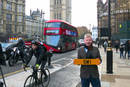 Nick Wells, Directeur Principal des Ventes chez Coys, et la plaque SW1