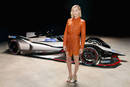 Margot Robbie et la monoplace Nissan de Formula E