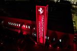 Ferrari illumine son usine de Maranello avec spectacle visuel