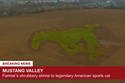 Un agriculteur dessine le logo de la Ford Mustang dans son champ