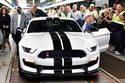 Bill Ford (à droite) à bord de la première Ford Mustang Shelby GT350R